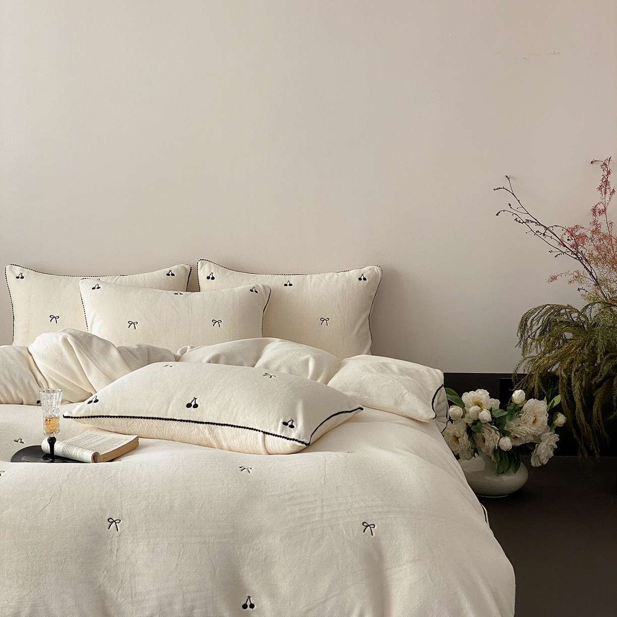 91家纺网 家纺一手货源 找家纺 （总）时亿家居 2025新款280g牛奶绒四件套-黑樱梦境