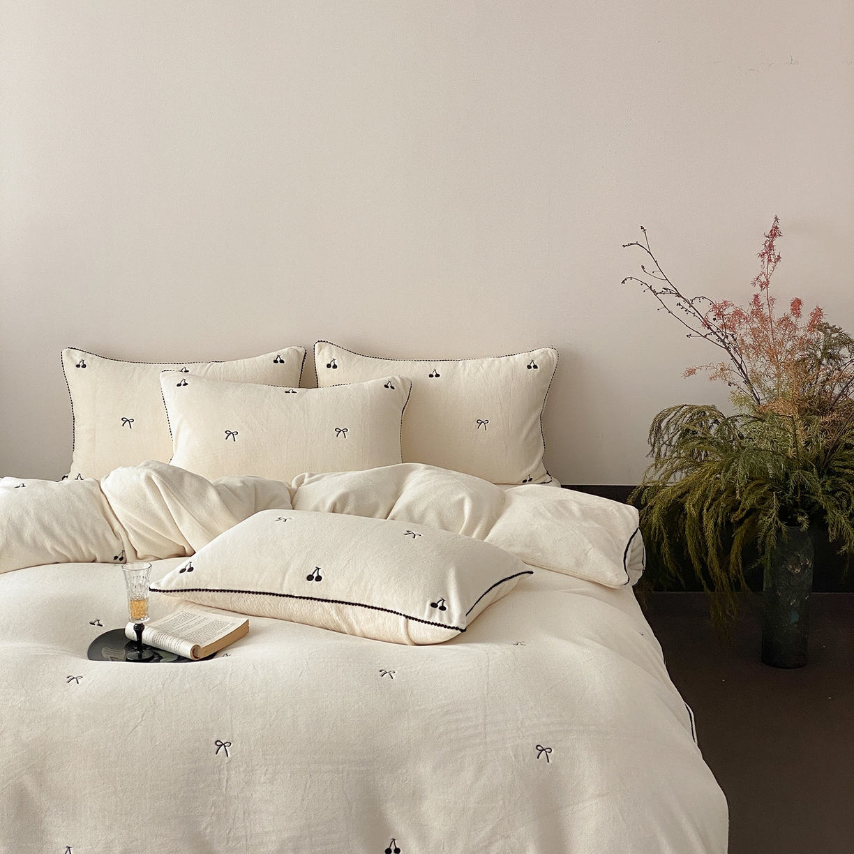 91家纺网 家纺一手货源 找家纺 （总）时亿家居 2025新款280g牛奶绒四件套-黑樱梦境