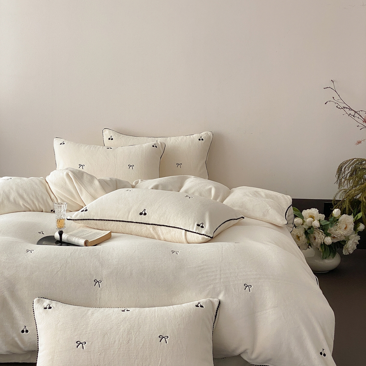 91家纺网 家纺一手货源 找家纺 （总）时亿家居 2025新款280g牛奶绒四件套-黑樱梦境