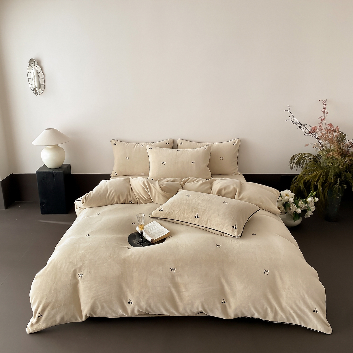 91家纺网 家纺一手货源 找家纺 时亿家居 2025新款280g牛奶绒四件套-黑樱梦境 黑樱梦境-浅香槟