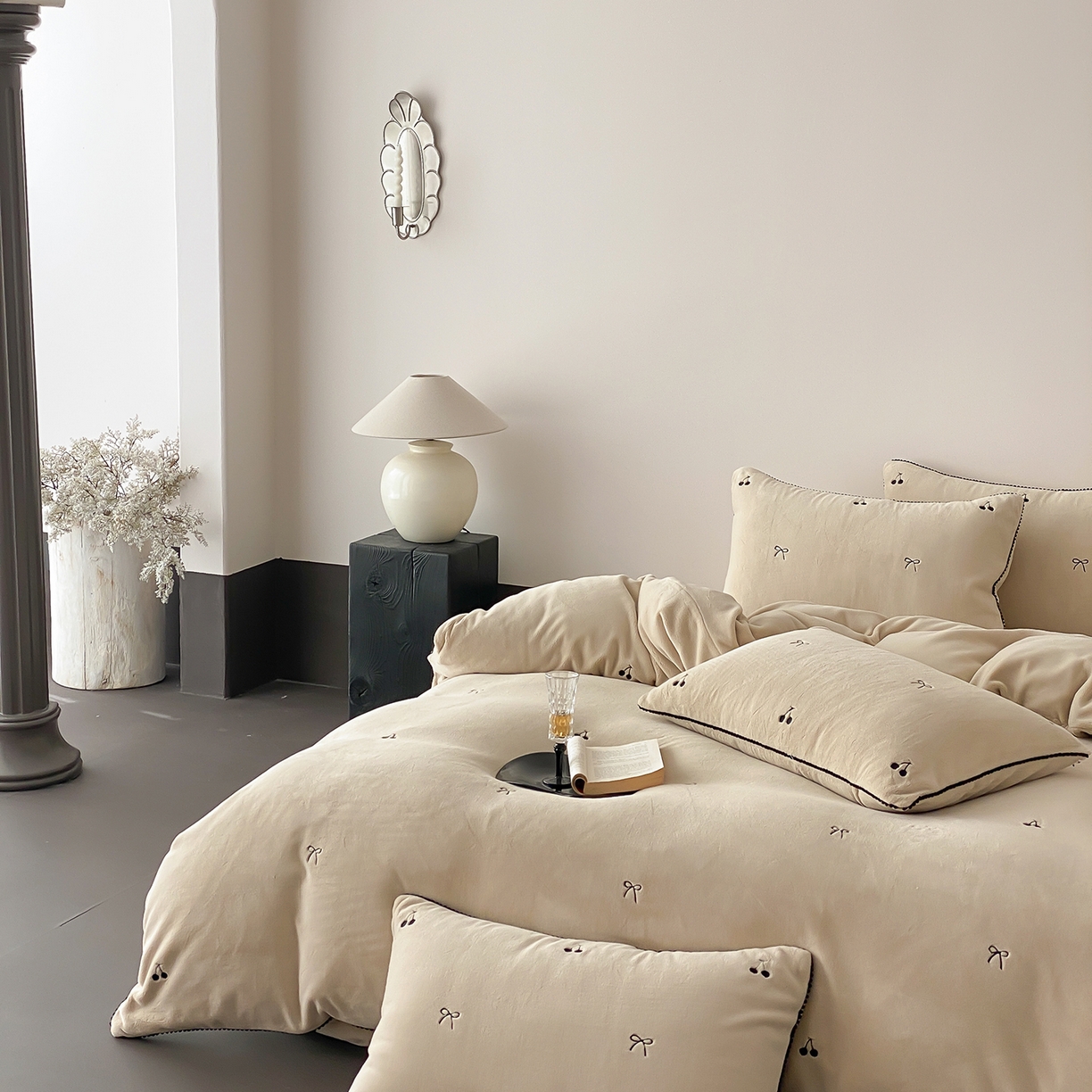 91家纺网 家纺一手货源 找家纺 时亿家居 2025新款280g牛奶绒四件套-黑樱梦境 黑樱梦境-浅香槟