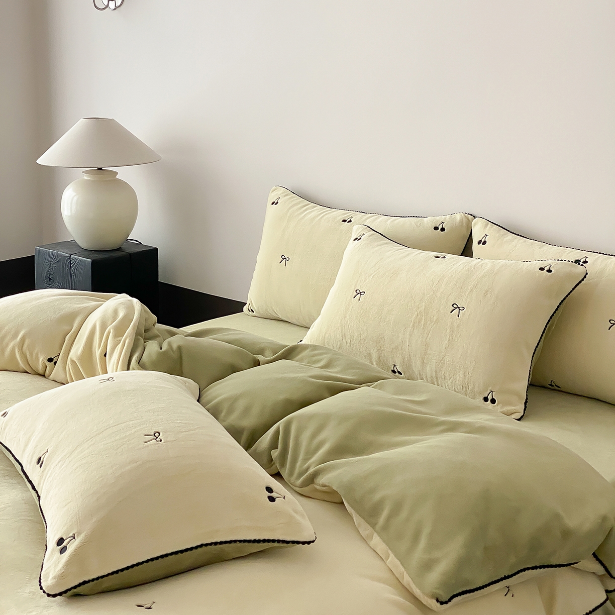 91家纺网 家纺一手货源 找家纺 时亿家居 2025新款280g牛奶绒四件套-黑樱梦境 黑樱梦境-青绿