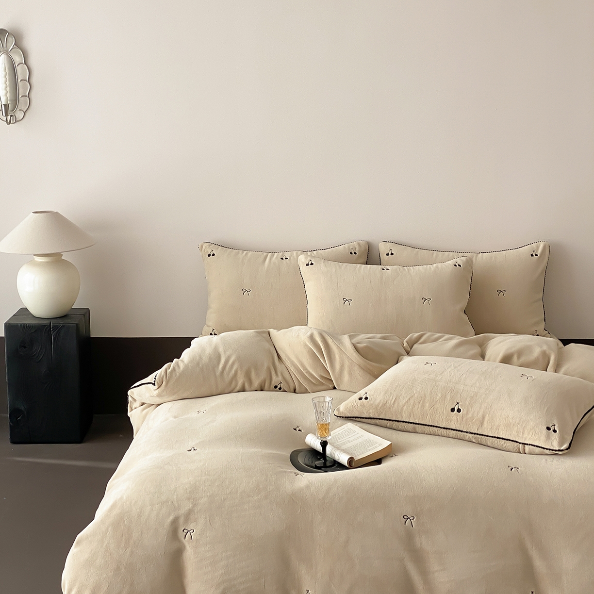 91家纺网 家纺一手货源 找家纺 时亿家居 2025新款280g牛奶绒四件套-黑樱梦境 黑樱梦境-浅香槟