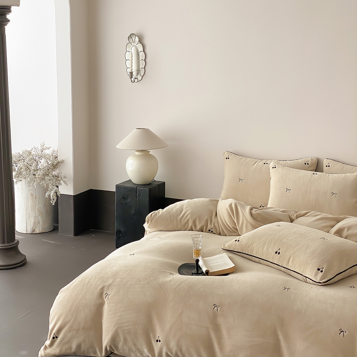 91家纺网 家纺一手货源 找家纺 时亿家居 2025新款280g牛奶绒四件套-黑樱梦境 黑樱梦境-浅香槟