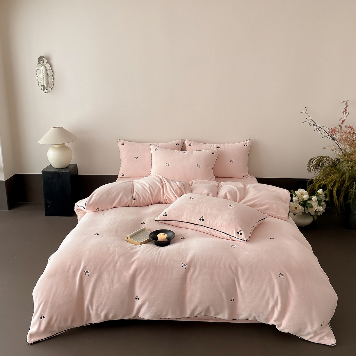 91家纺网 家纺一手货源 找家纺 时亿家居 2025新款280g牛奶绒四件套-黑樱梦境 黑樱梦境-淡粉