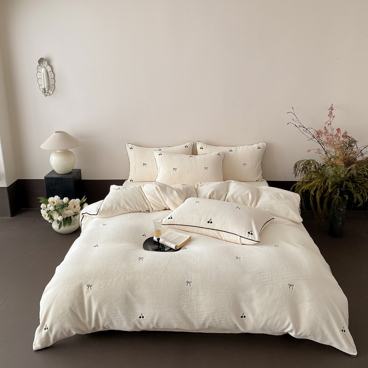 91家纺网 家纺一手货源 找家纺 时亿家居 2025新款280g牛奶绒四件套-黑樱梦境 黑樱梦境-白