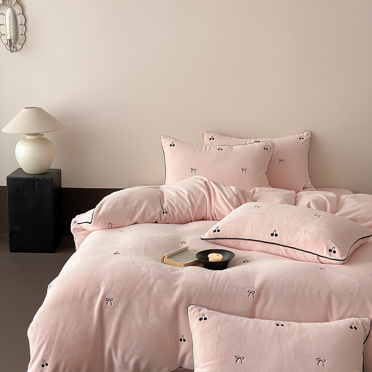 91家纺网 家纺一手货源 找家纺 时亿家居 2025新款280g牛奶绒四件套-黑樱梦境 黑樱梦境-淡粉