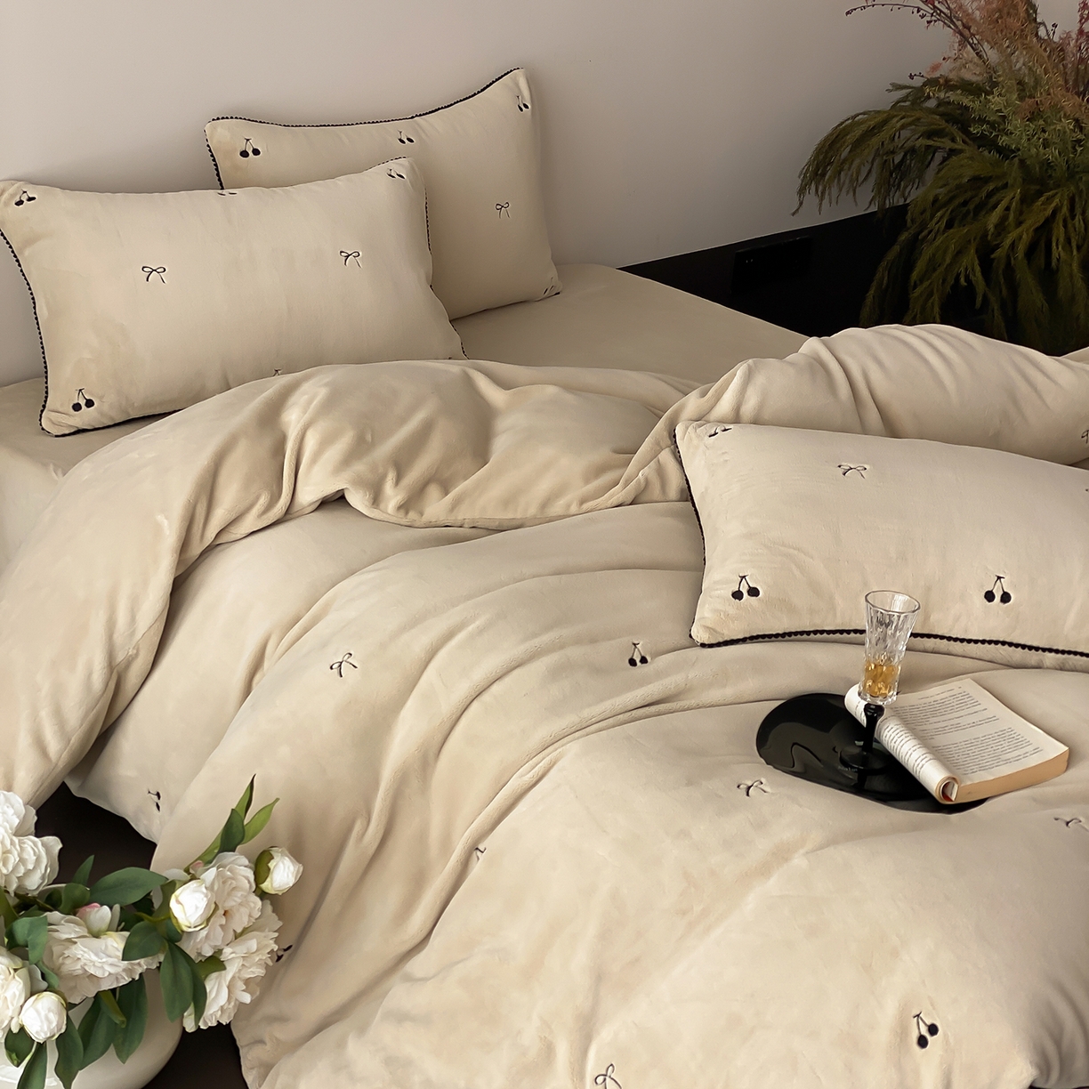 91家纺网 家纺一手货源 找家纺 时亿家居 2025新款280g牛奶绒四件套-黑樱梦境 黑樱梦境-浅香槟