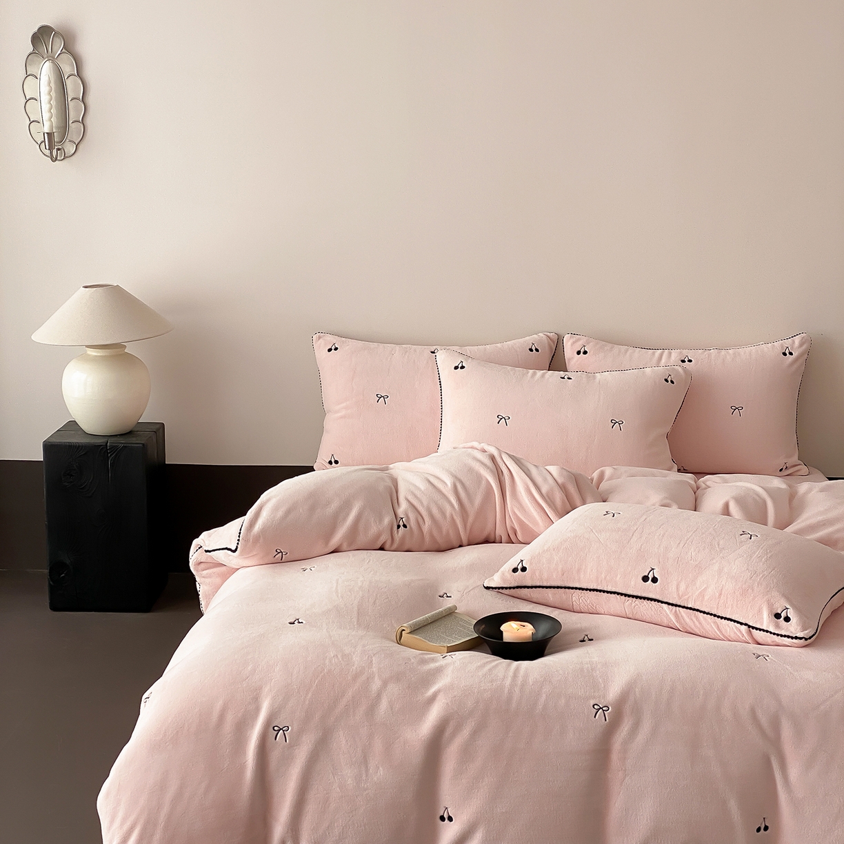 91家纺网 家纺一手货源 找家纺 时亿家居 2025新款280g牛奶绒四件套-黑樱梦境 黑樱梦境-淡粉