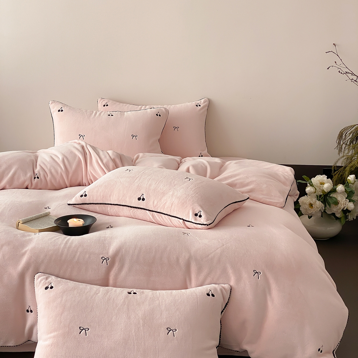 91家纺网 家纺一手货源 找家纺 时亿家居 2025新款280g牛奶绒四件套-黑樱梦境 黑樱梦境-淡粉