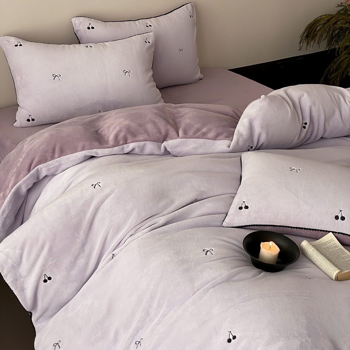 91家纺网 家纺一手货源 找家纺 时亿家居 2025新款280g牛奶绒四件套-黑樱梦境 黑樱梦境-葡萄紫