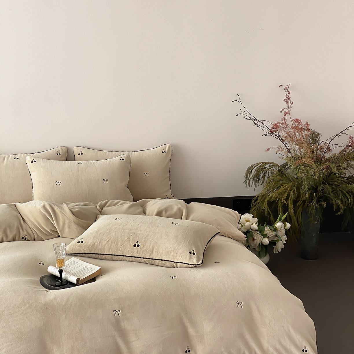 91家纺网 家纺一手货源 找家纺 时亿家居 2025新款280g牛奶绒四件套-黑樱梦境 黑樱梦境-浅香槟