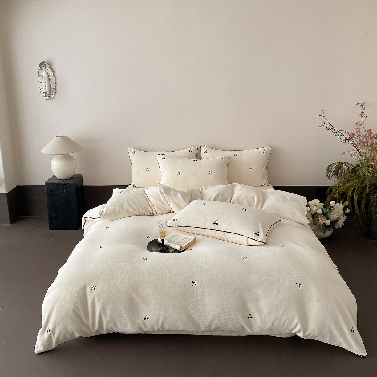 91家纺网 家纺一手货源 找家纺 时亿家居 2025新款280g牛奶绒四件套-黑樱梦境 黑樱梦境-白