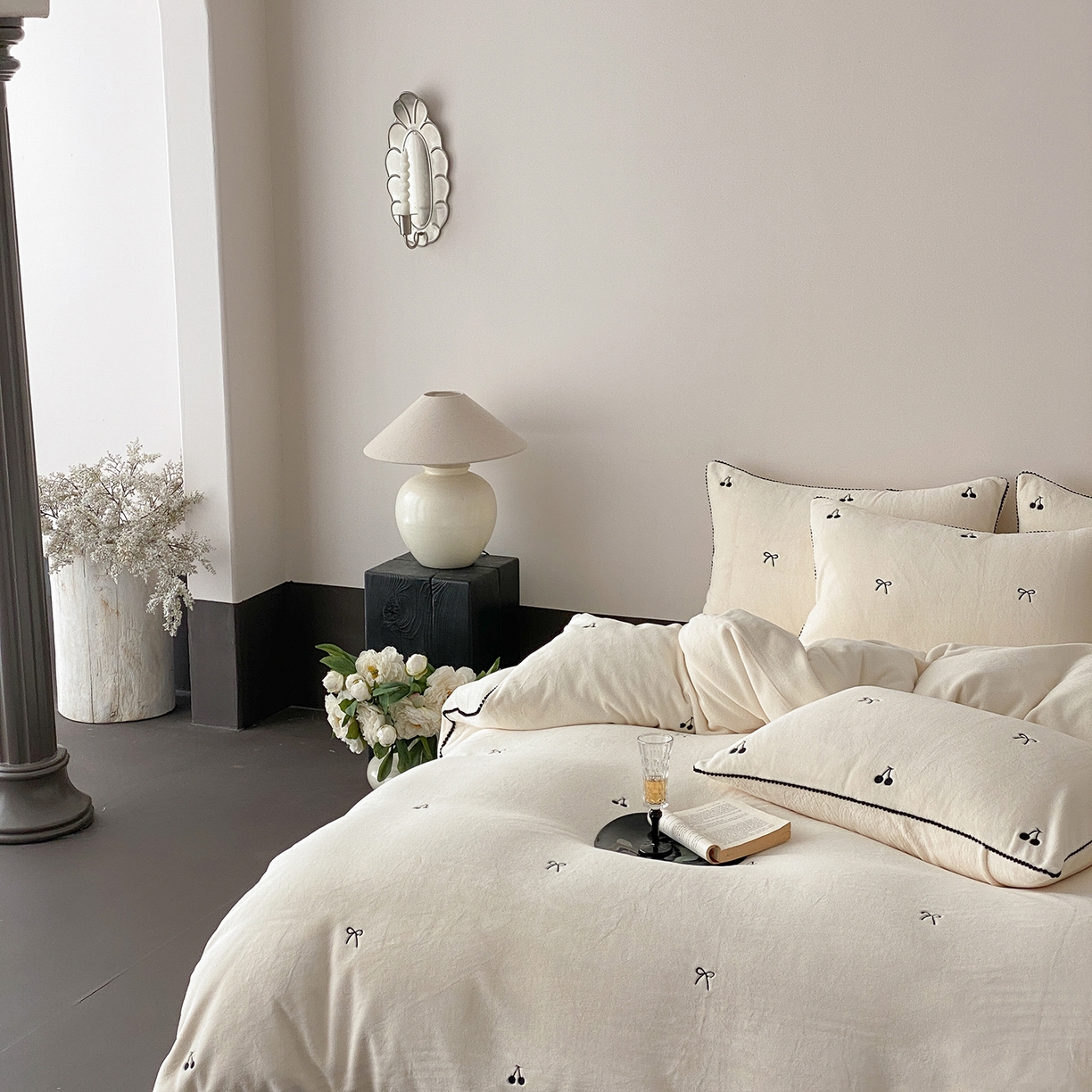 91家纺网 家纺一手货源 找家纺 时亿家居 2025新款280g牛奶绒四件套-黑樱梦境 黑樱梦境-白