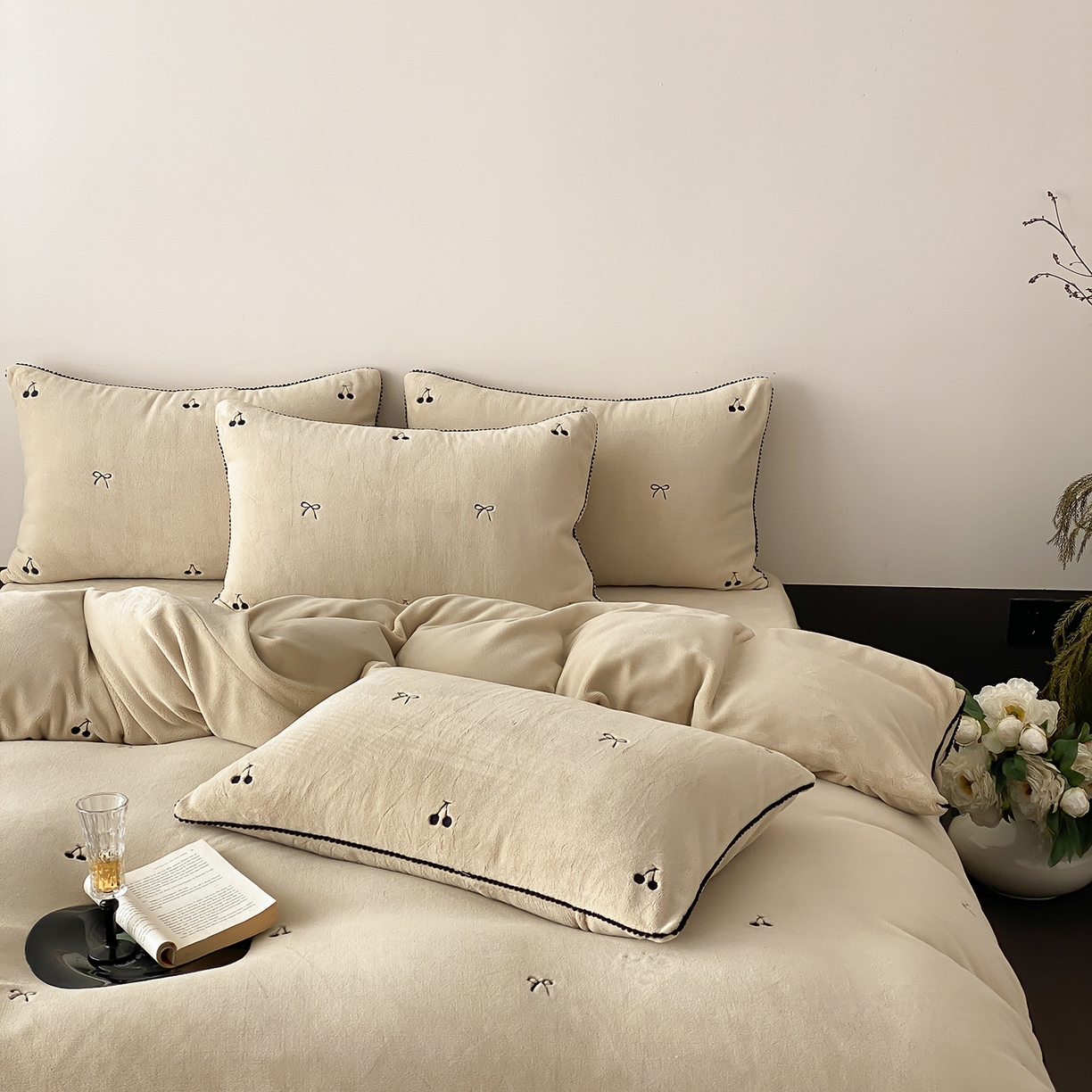 91家纺网 家纺一手货源 找家纺 时亿家居 2025新款280g牛奶绒四件套-黑樱梦境 黑樱梦境-浅香槟