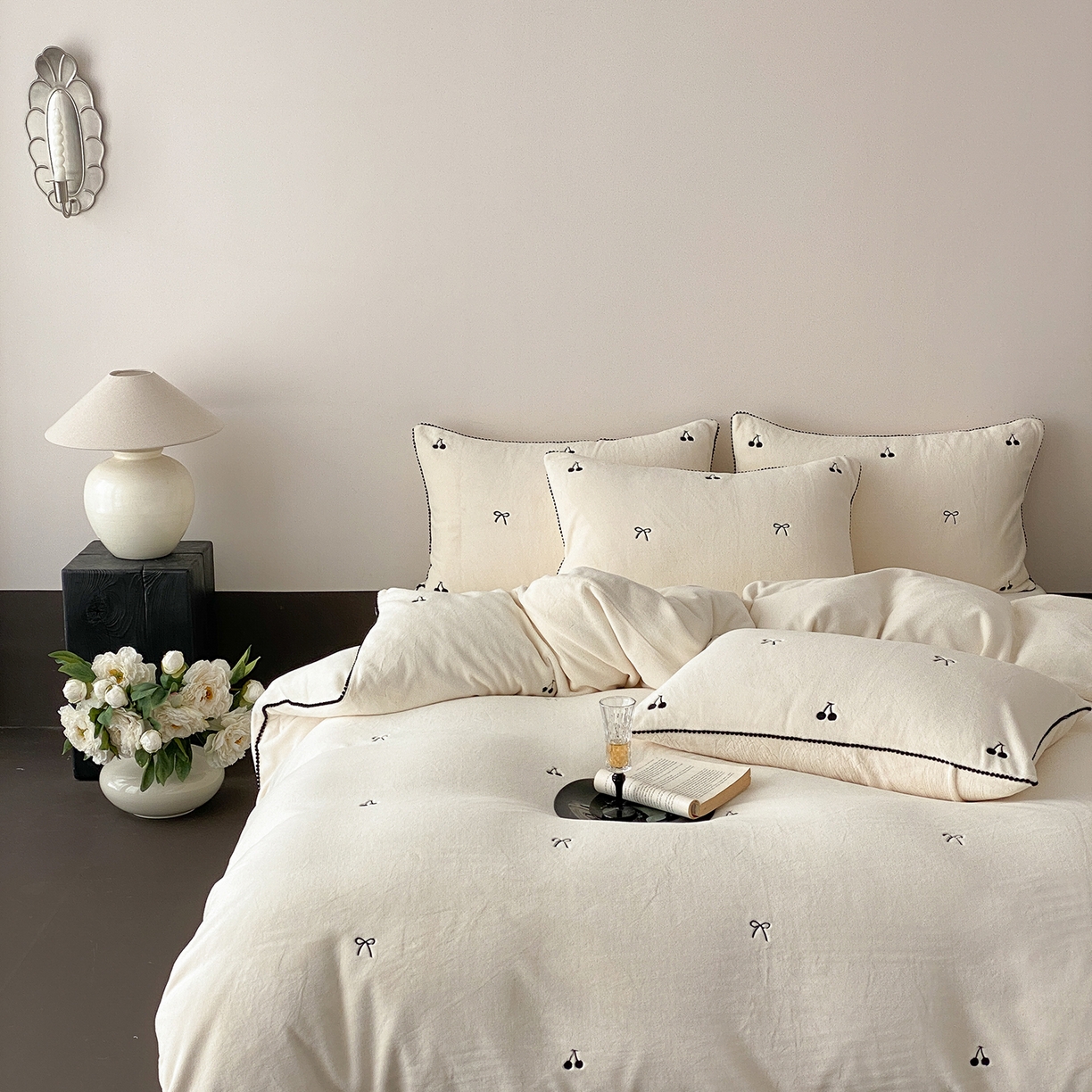 91家纺网 家纺一手货源 找家纺 时亿家居 2025新款280g牛奶绒四件套-黑樱梦境 黑樱梦境-白