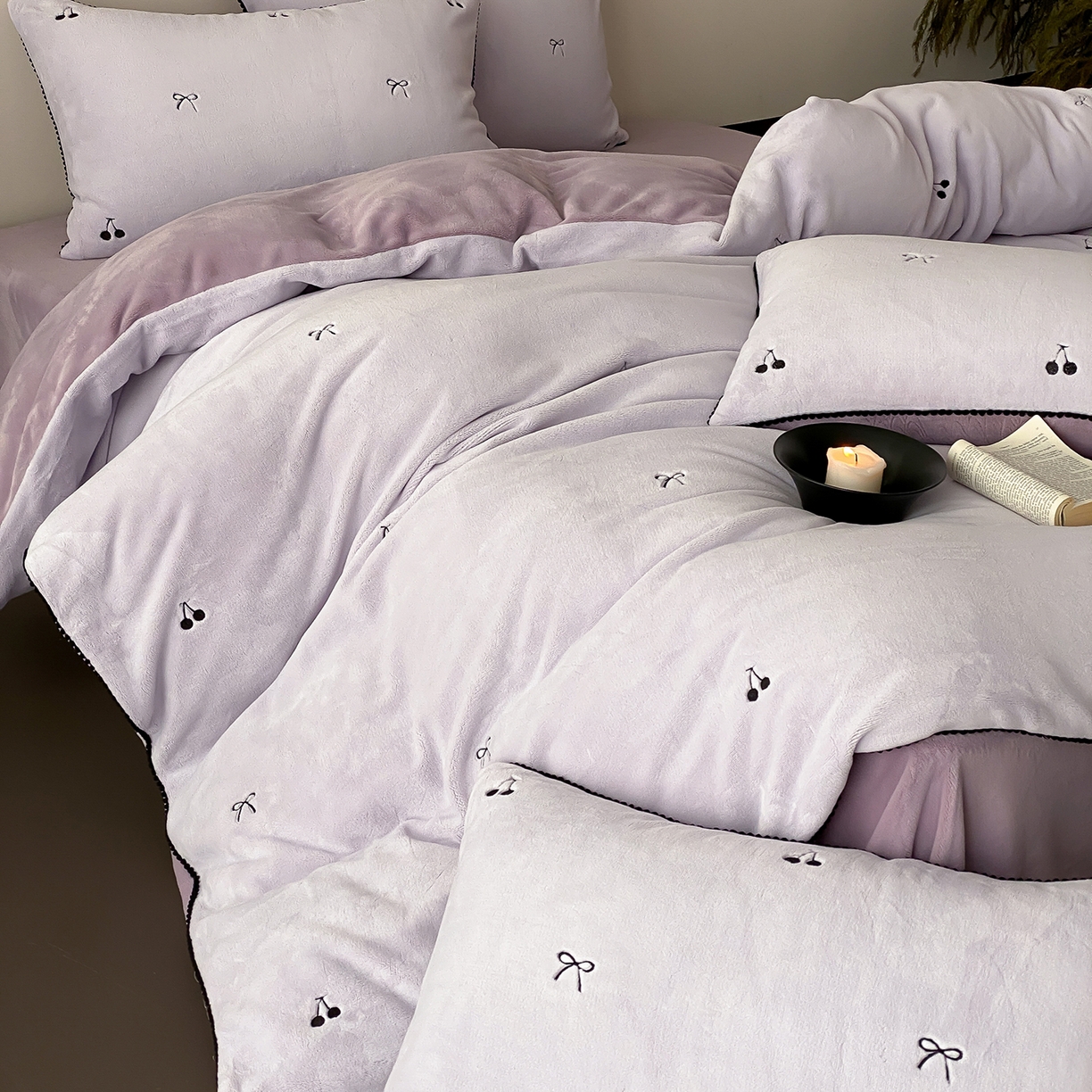 91家纺网 家纺一手货源 找家纺 时亿家居 2025新款280g牛奶绒四件套-黑樱梦境 黑樱梦境-葡萄紫