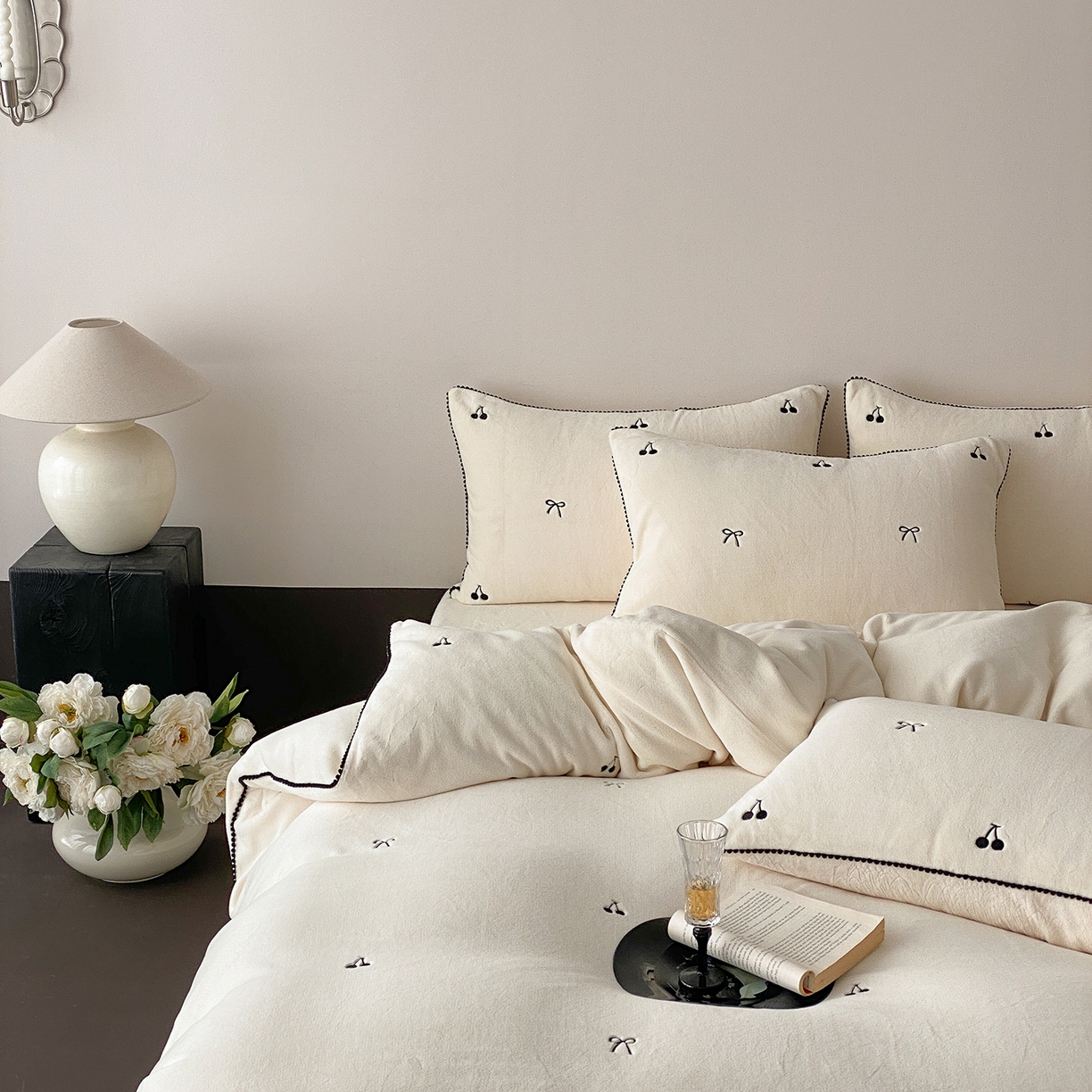 91家纺网 家纺一手货源 找家纺 时亿家居 2025新款280g牛奶绒四件套-黑樱梦境 黑樱梦境-白