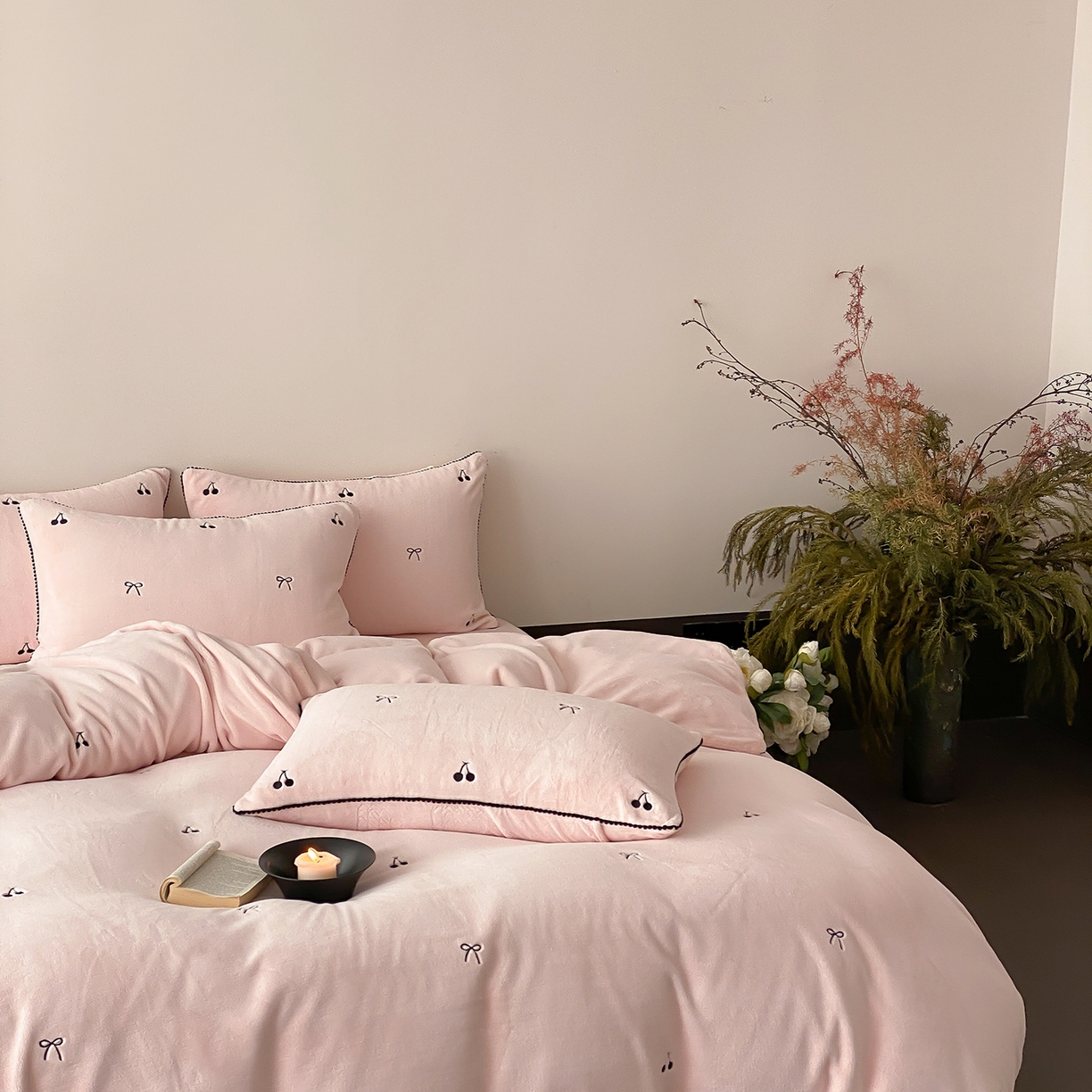 91家纺网 家纺一手货源 找家纺 时亿家居 2025新款280g牛奶绒四件套-黑樱梦境 黑樱梦境-淡粉