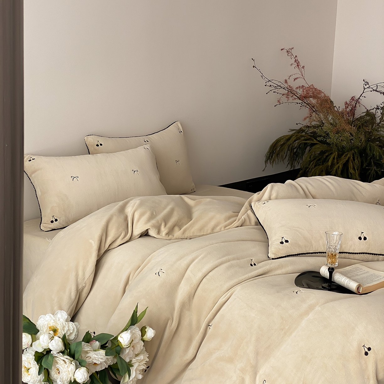 91家纺网 家纺一手货源 找家纺 时亿家居 2025新款280g牛奶绒四件套-黑樱梦境 黑樱梦境-浅香槟