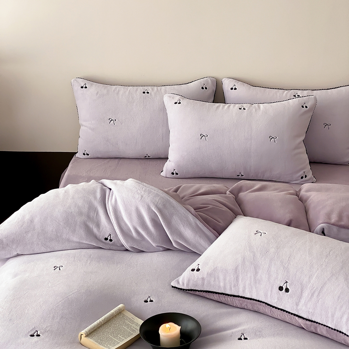 91家纺网 家纺一手货源 找家纺 时亿家居 2025新款280g牛奶绒四件套-黑樱梦境 黑樱梦境-葡萄紫