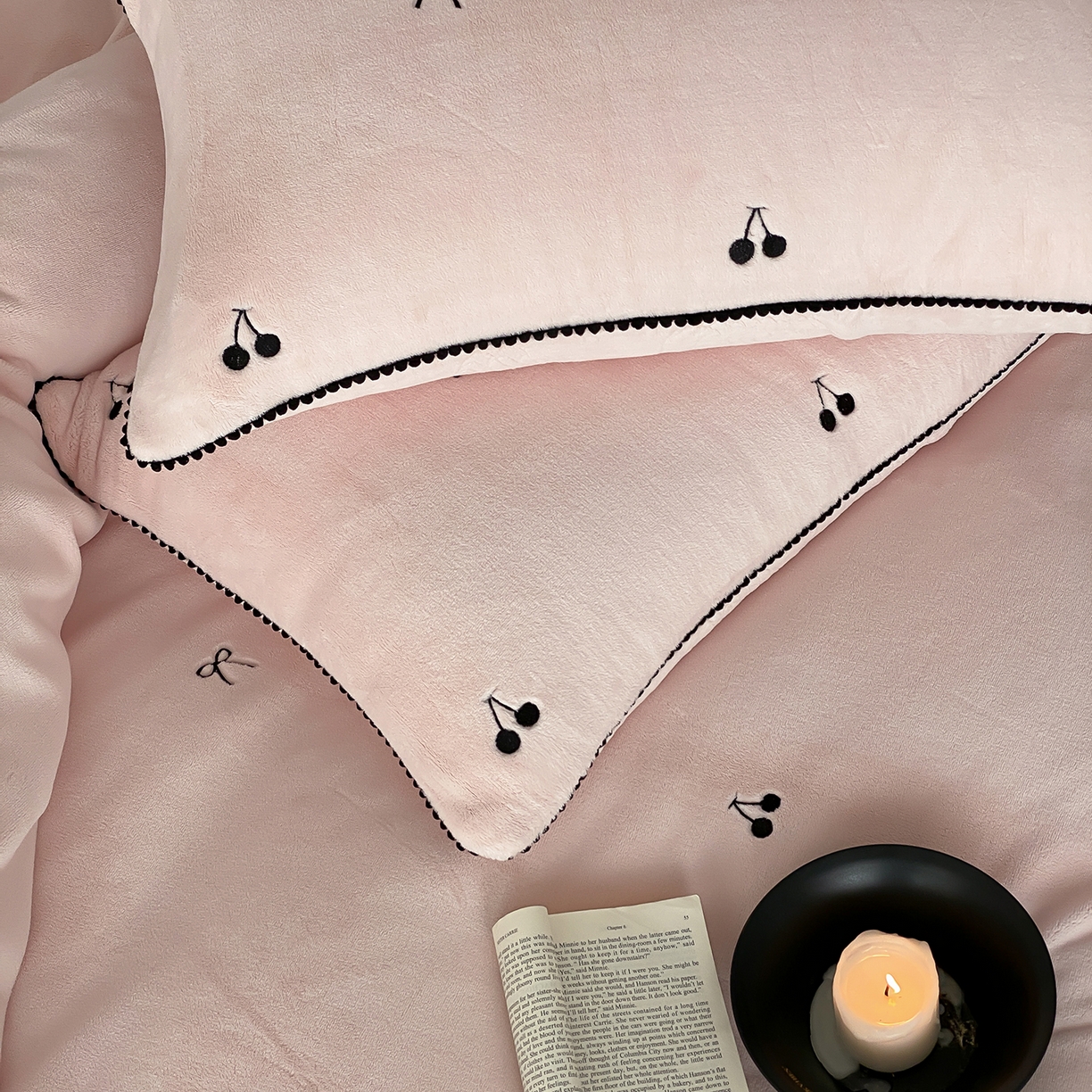 91家纺网 家纺一手货源 找家纺 时亿家居 2025新款280g牛奶绒四件套-黑樱梦境 黑樱梦境-淡粉