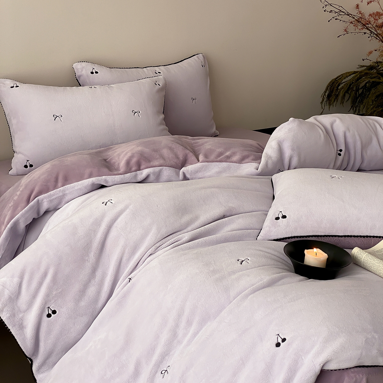 91家纺网 家纺一手货源 找家纺 时亿家居 2025新款280g牛奶绒四件套-黑樱梦境 黑樱梦境-葡萄紫