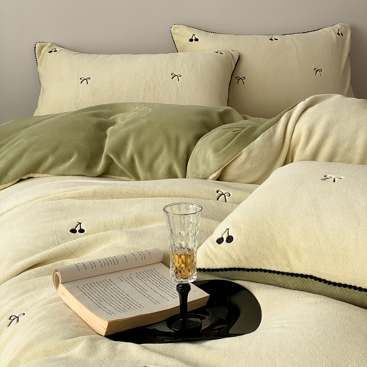 91家纺网 家纺一手货源 找家纺 时亿家居 2025新款280g牛奶绒四件套-黑樱梦境 黑樱梦境-青绿