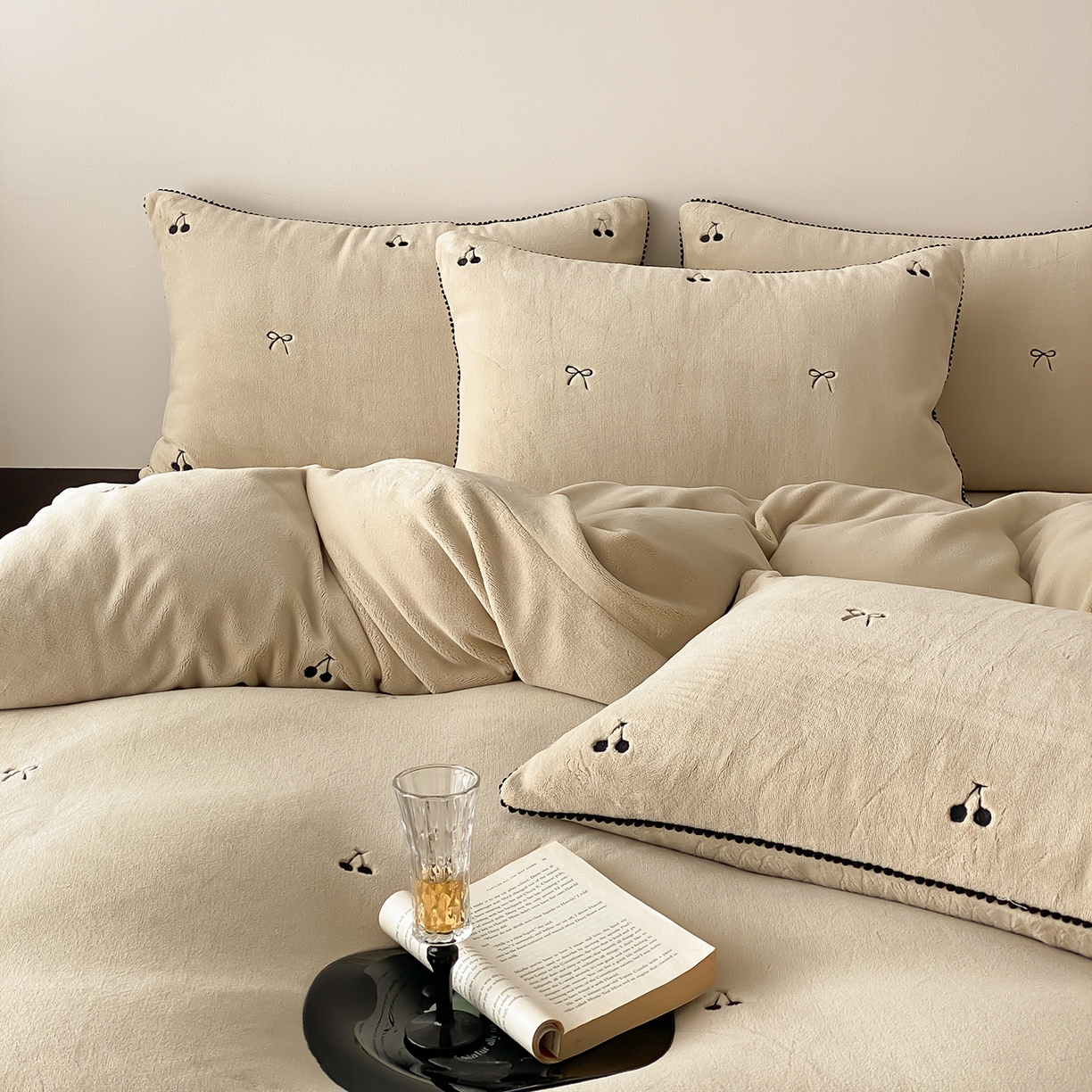 91家纺网 家纺一手货源 找家纺 时亿家居 2025新款280g牛奶绒四件套-黑樱梦境 黑樱梦境-浅香槟