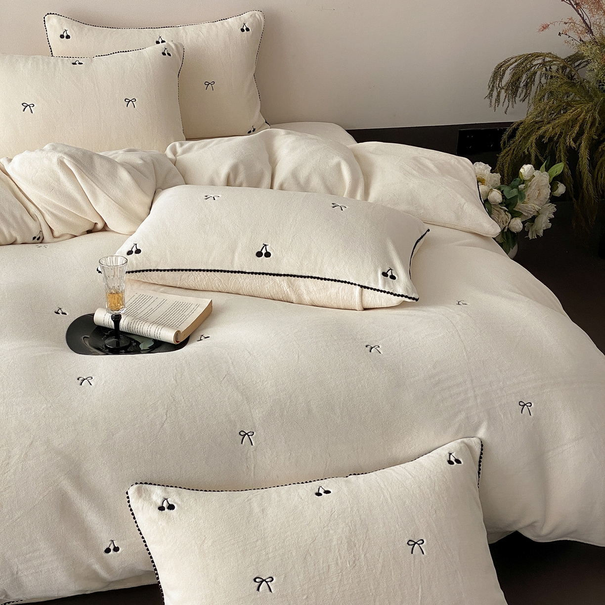 91家纺网 家纺一手货源 找家纺 时亿家居 2025新款280g牛奶绒四件套-黑樱梦境 黑樱梦境-白