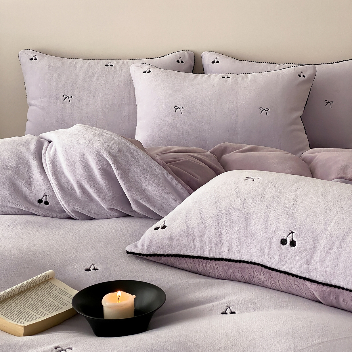 91家纺网 家纺一手货源 找家纺 时亿家居 2025新款280g牛奶绒四件套-黑樱梦境 黑樱梦境-葡萄紫