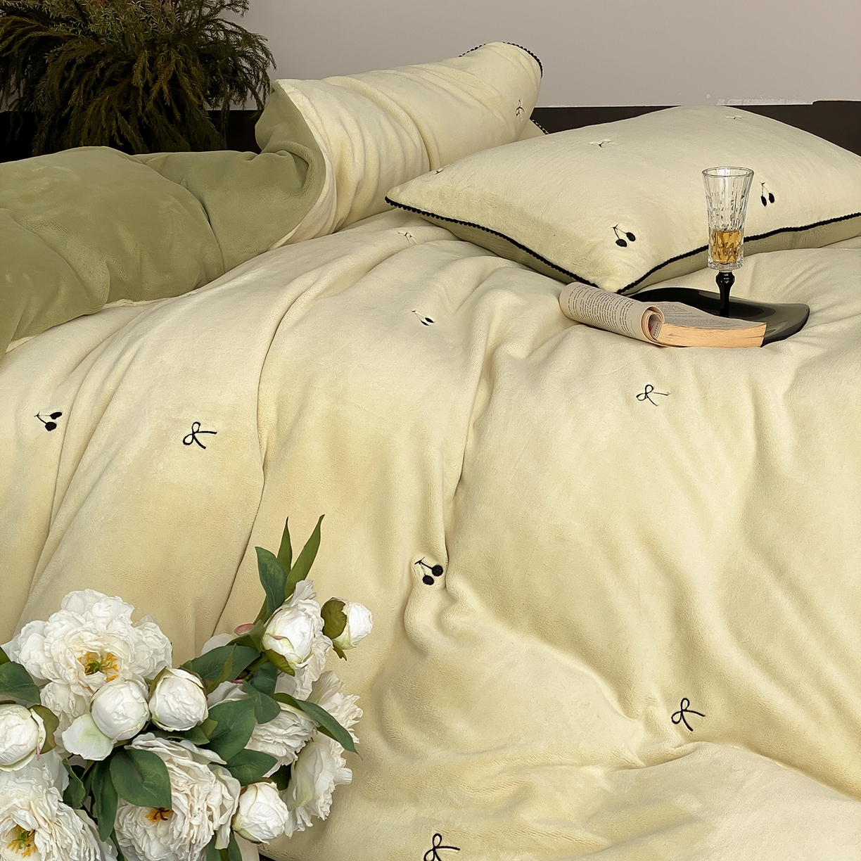 91家纺网 家纺一手货源 找家纺 时亿家居 2025新款280g牛奶绒四件套-黑樱梦境 黑樱梦境-青绿