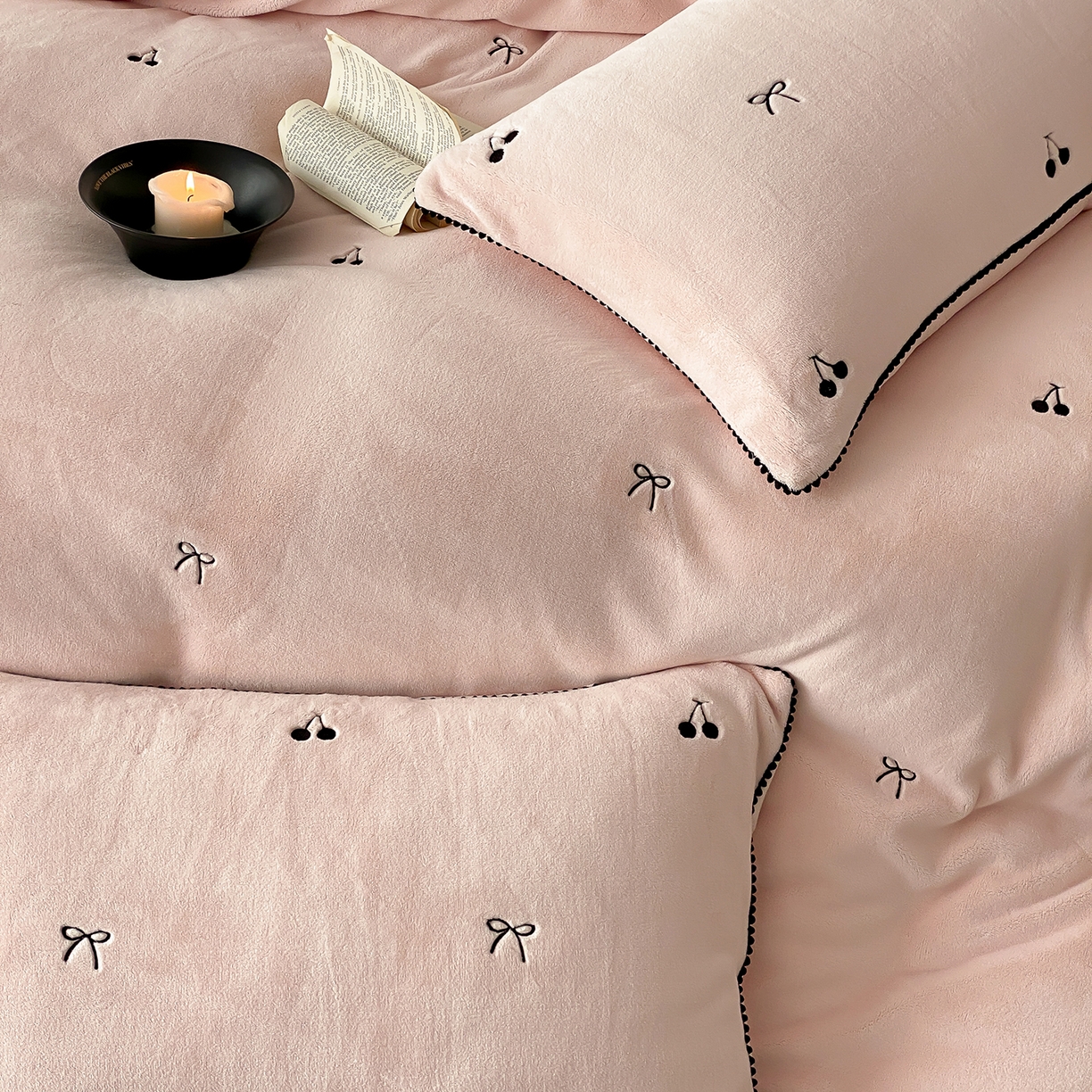 91家纺网 家纺一手货源 找家纺 时亿家居 2025新款280g牛奶绒四件套-黑樱梦境 黑樱梦境-淡粉