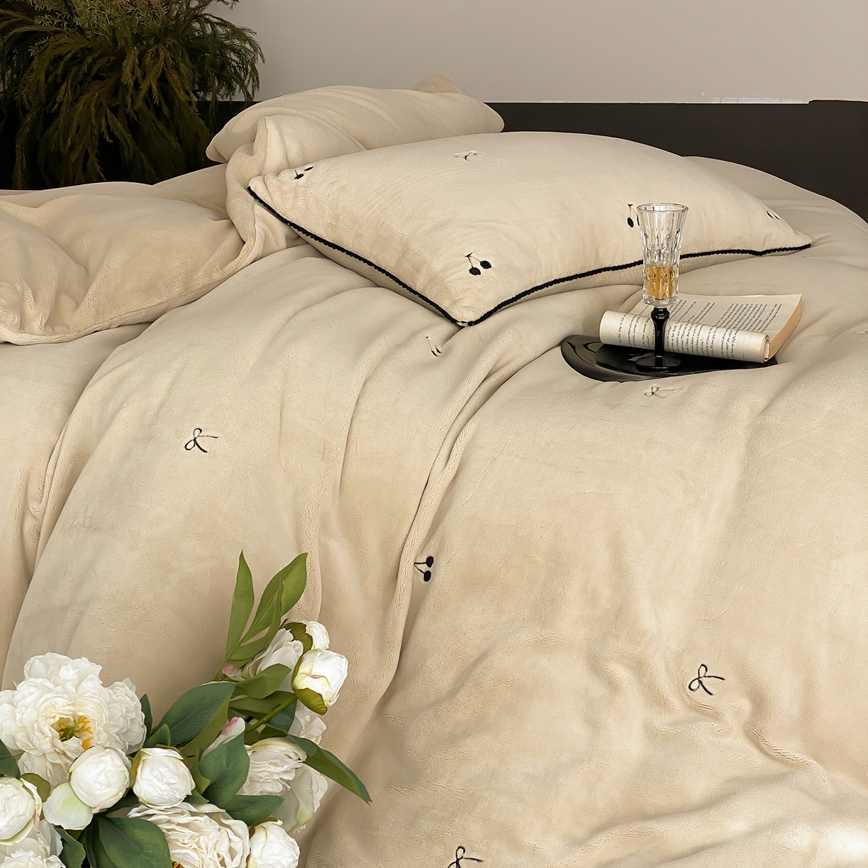 91家纺网 家纺一手货源 找家纺 时亿家居 2025新款280g牛奶绒四件套-黑樱梦境 黑樱梦境-浅香槟