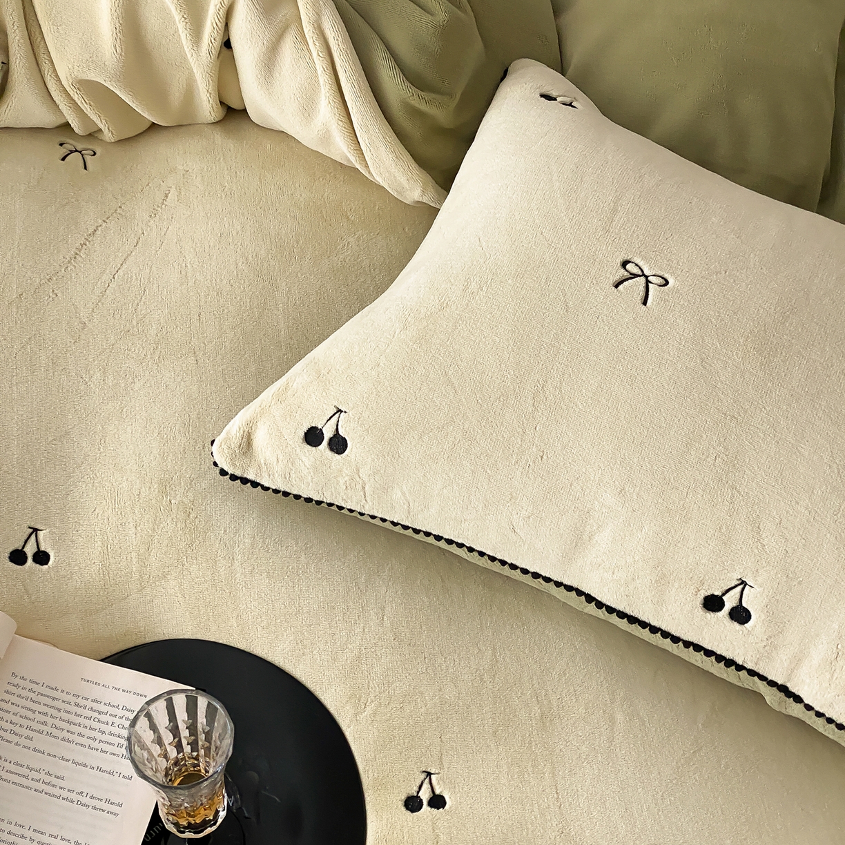 91家纺网 家纺一手货源 找家纺 时亿家居 2025新款280g牛奶绒四件套-黑樱梦境 黑樱梦境-青绿