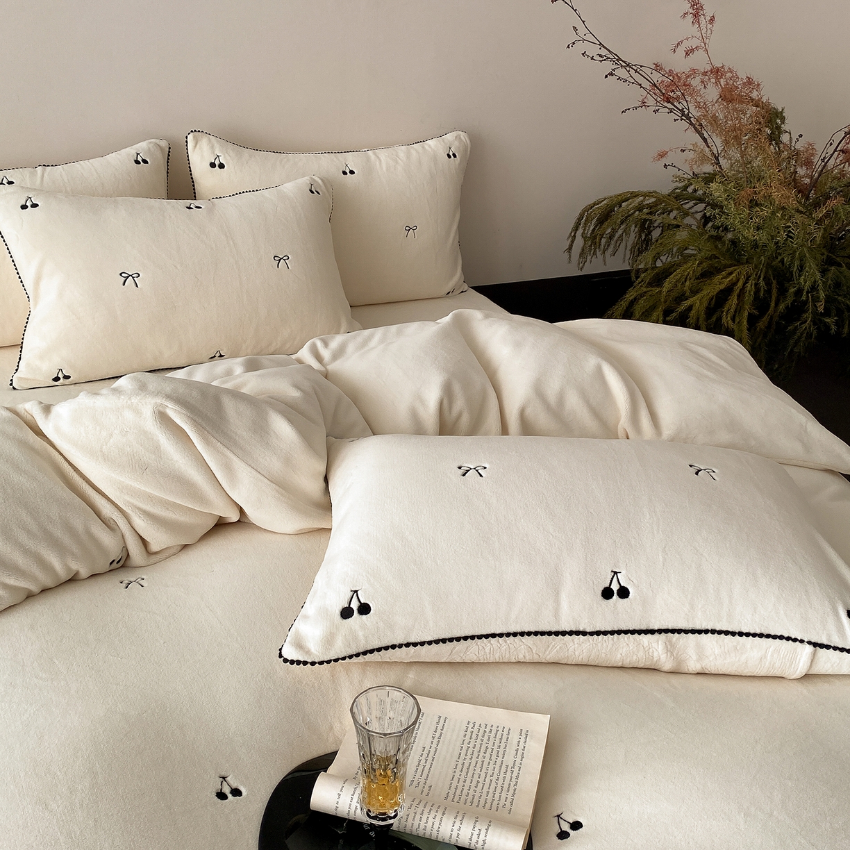 91家纺网 家纺一手货源 找家纺 时亿家居 2025新款280g牛奶绒四件套-黑樱梦境 黑樱梦境-白