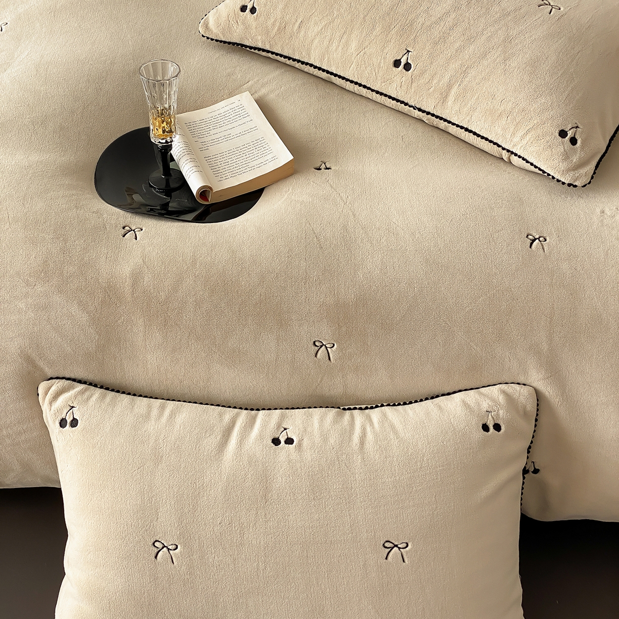 91家纺网 家纺一手货源 找家纺 时亿家居 2025新款280g牛奶绒四件套-黑樱梦境 黑樱梦境-浅香槟