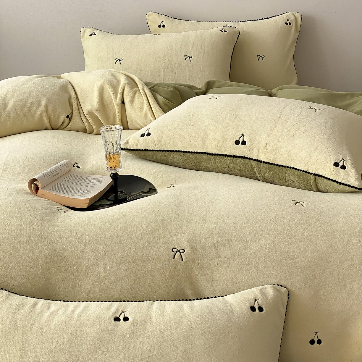 91家纺网 家纺一手货源 找家纺 时亿家居 2025新款280g牛奶绒四件套-黑樱梦境 黑樱梦境-青绿