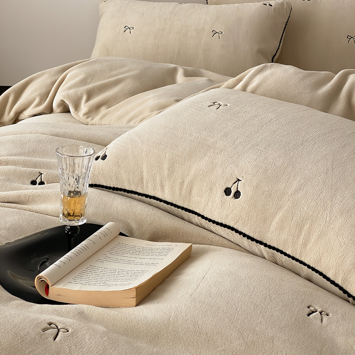 91家纺网 家纺一手货源 找家纺 时亿家居 2025新款280g牛奶绒四件套-黑樱梦境 黑樱梦境-浅香槟