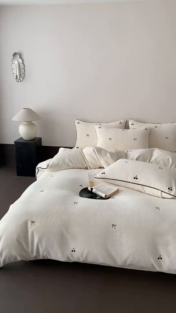 91家纺网 家纺一手货源 找家纺 时亿家居 2025新款280g牛奶绒四件套-黑樱梦境 黑樱梦境-白