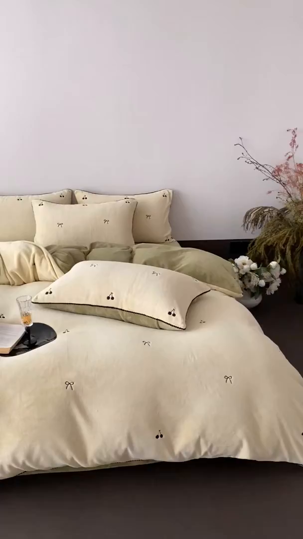 91家纺网 家纺一手货源 找家纺 时亿家居 2025新款280g牛奶绒四件套-黑樱梦境 黑樱梦境-浅香槟