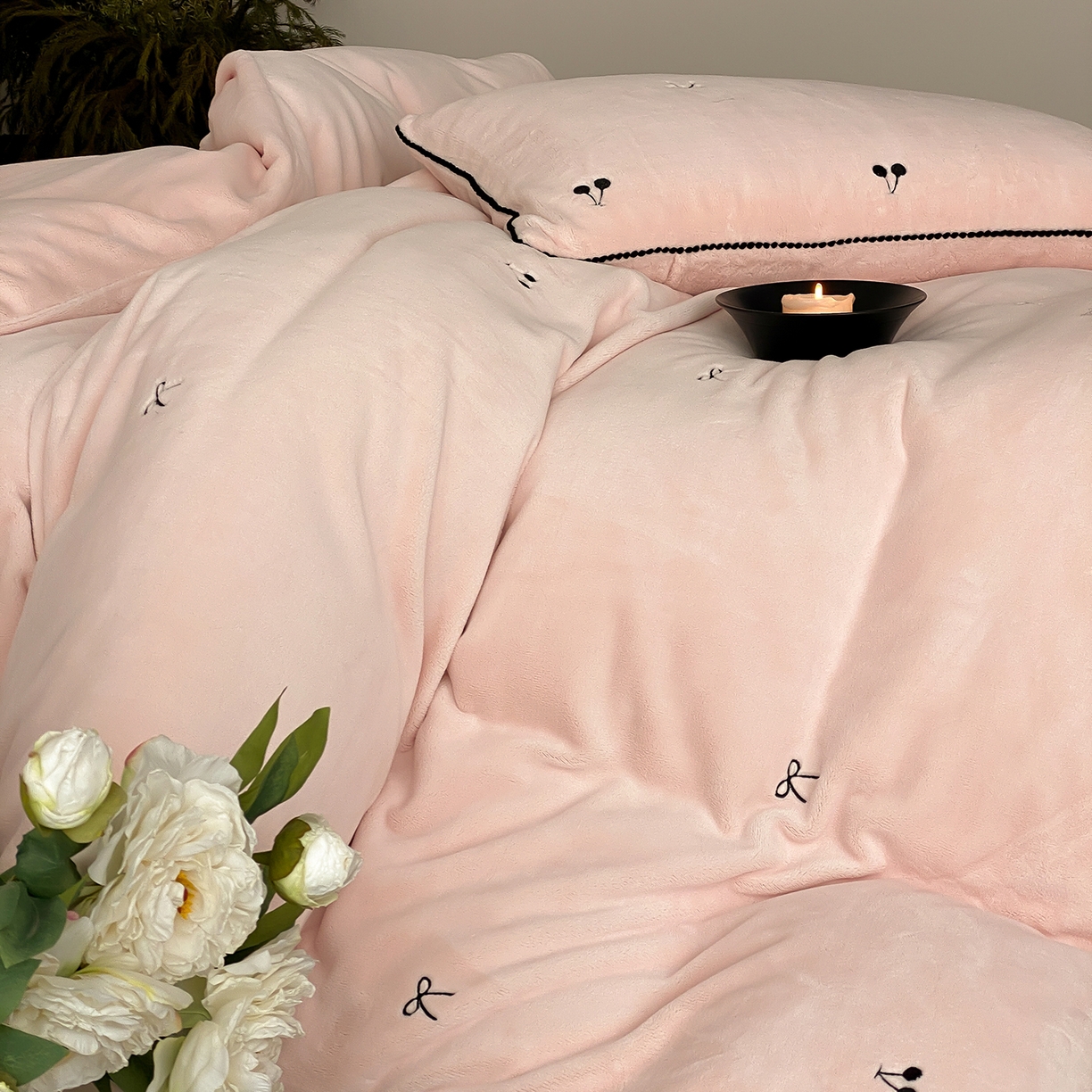 91家纺网 家纺一手货源 找家纺 时亿家居 2025新款280g牛奶绒四件套-黑樱梦境 黑樱梦境-淡粉