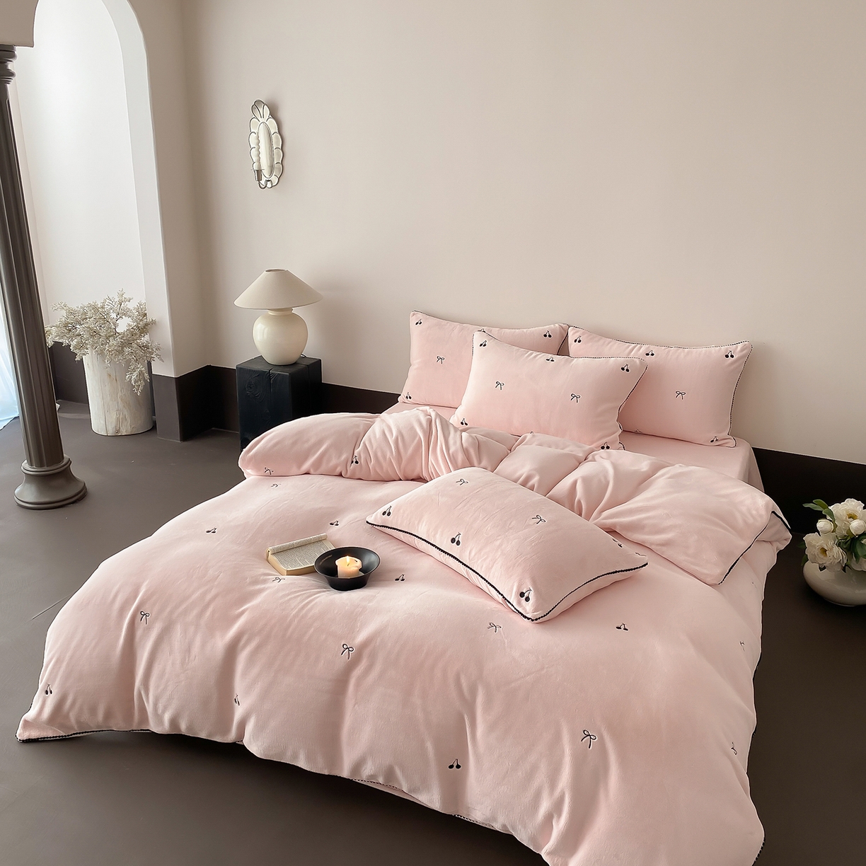 91家纺网 家纺一手货源 找家纺 时亿家居 2025新款280g牛奶绒四件套-黑樱梦境 黑樱梦境-淡粉