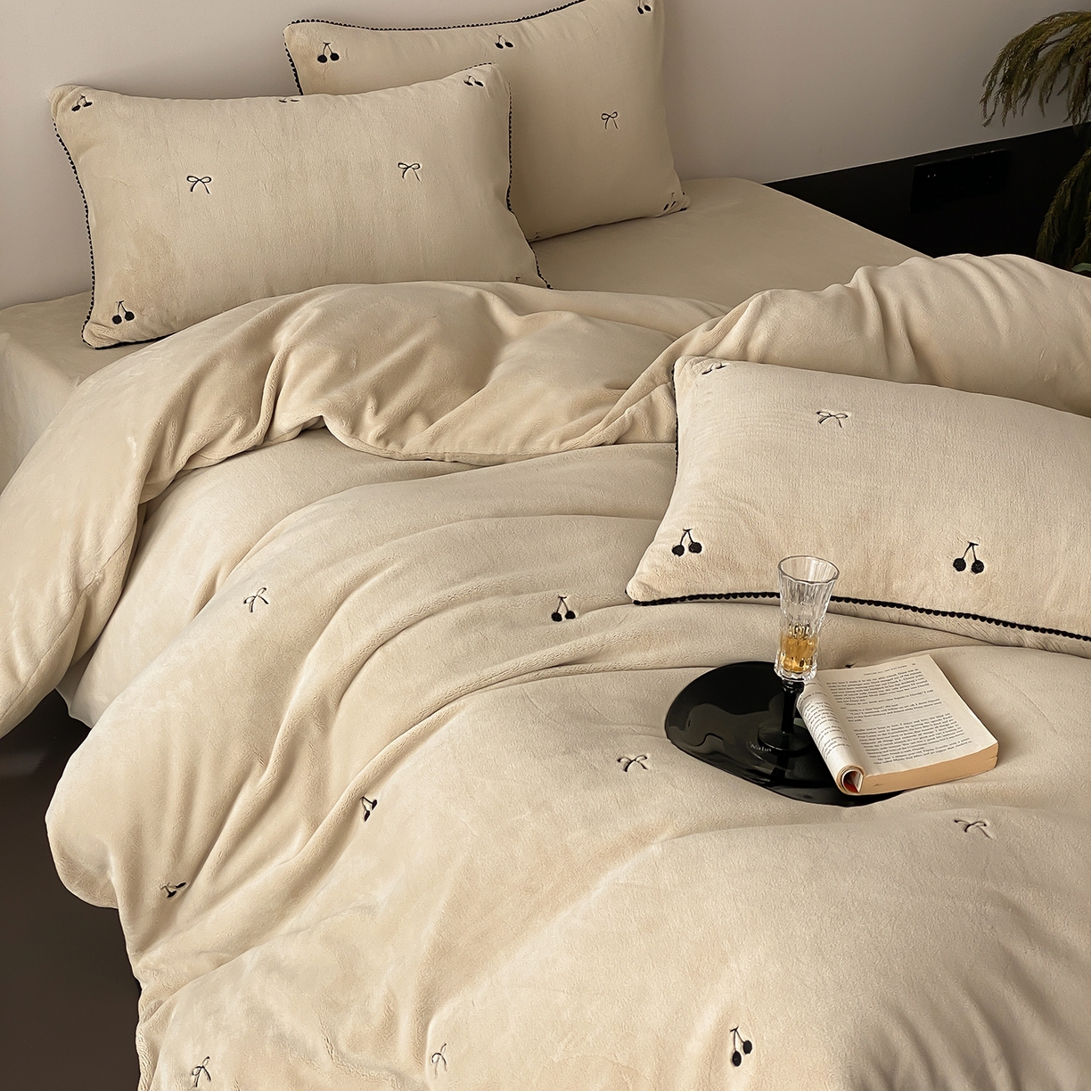 91家纺网 家纺一手货源 找家纺 时亿家居 2025新款280g牛奶绒四件套-黑樱梦境 黑樱梦境-浅香槟