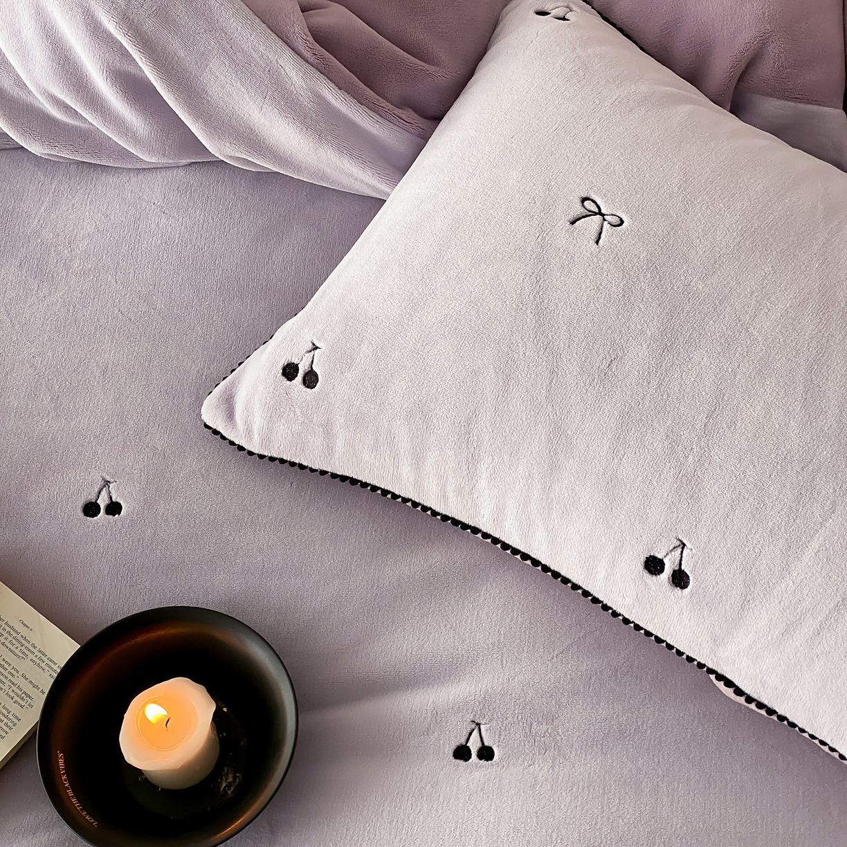 91家纺网 家纺一手货源 找家纺 时亿家居 2025新款280g牛奶绒四件套-黑樱梦境 黑樱梦境-葡萄紫