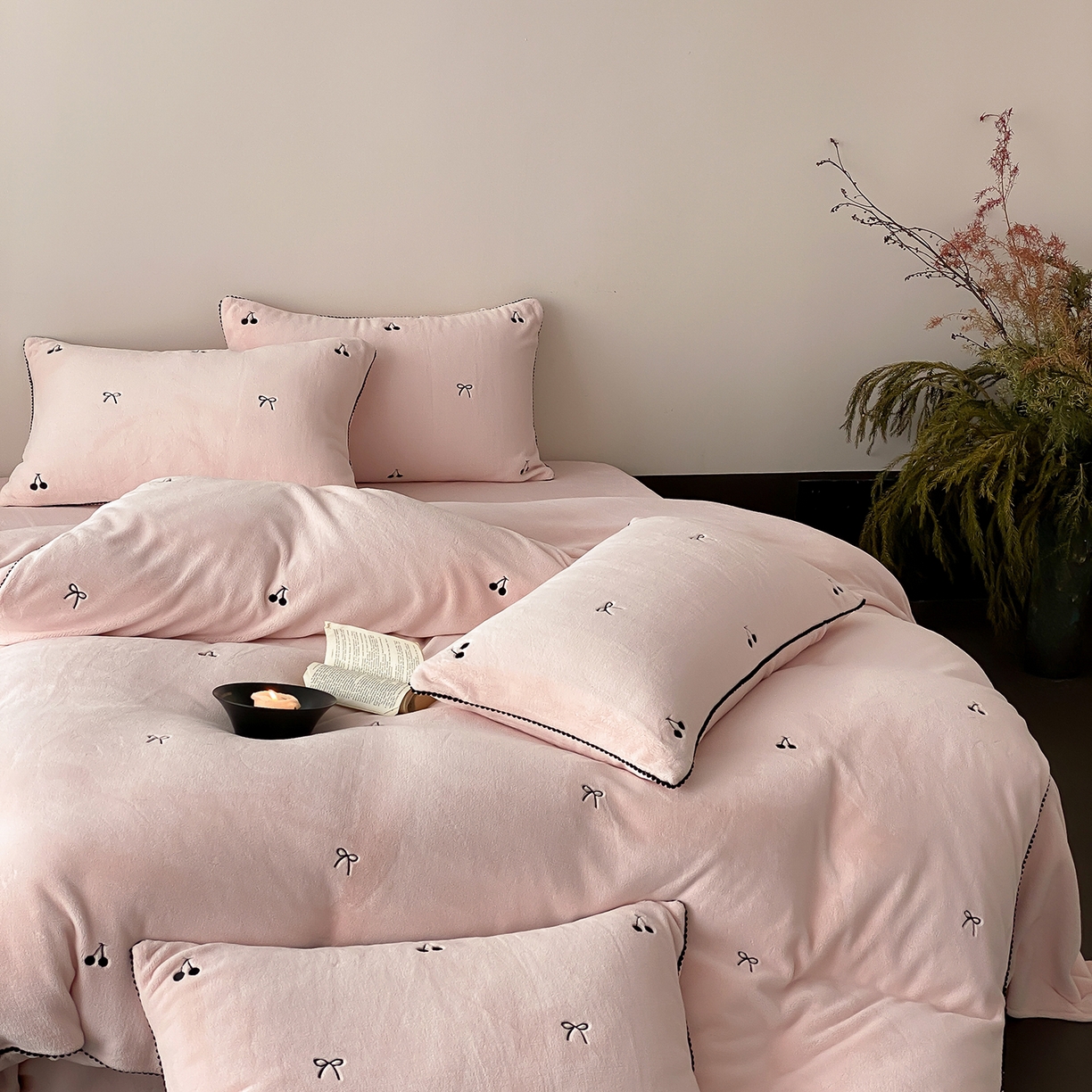 91家纺网 家纺一手货源 找家纺 时亿家居 2025新款280g牛奶绒四件套-黑樱梦境 黑樱梦境-淡粉