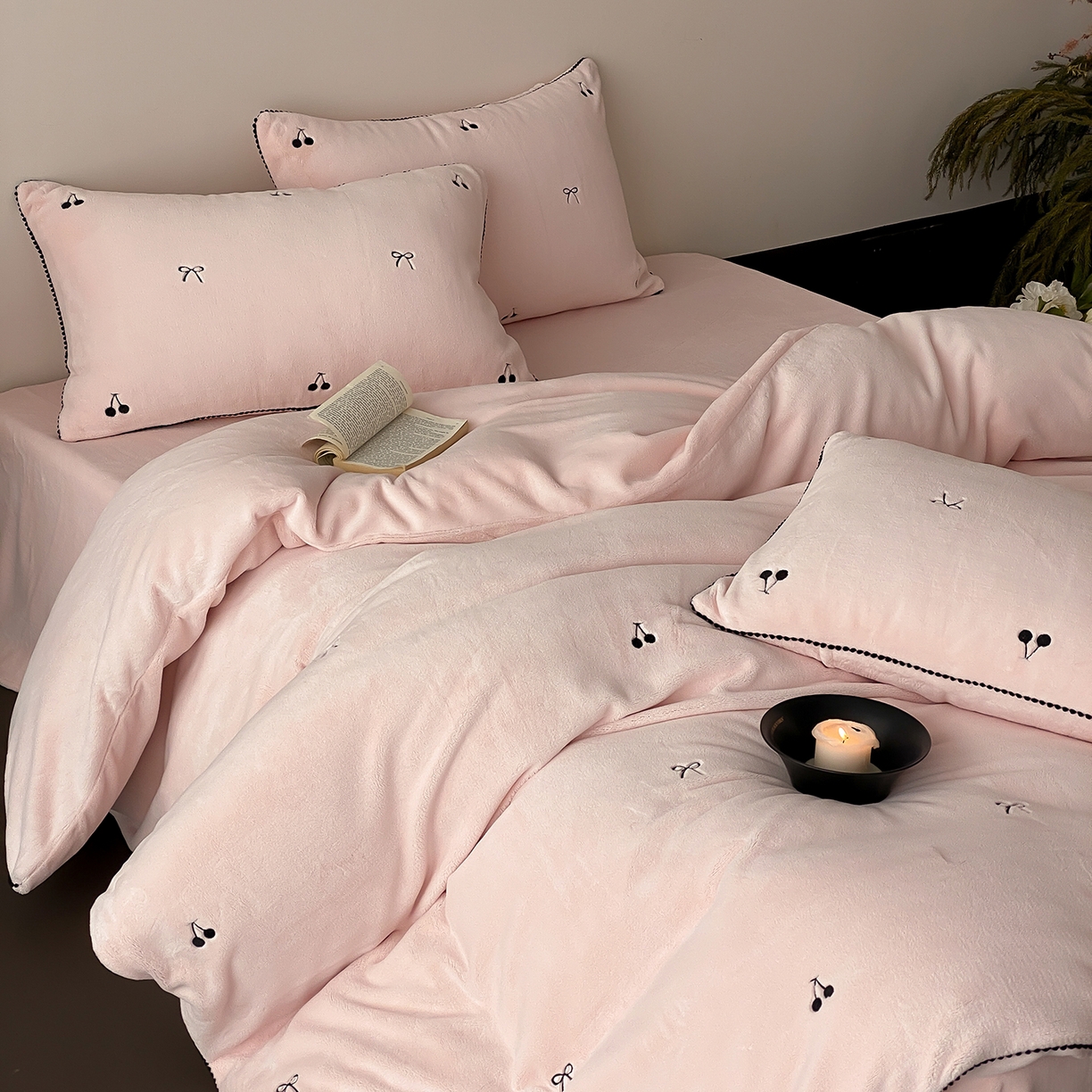 91家纺网 家纺一手货源 找家纺 时亿家居 2025新款280g牛奶绒四件套-黑樱梦境 黑樱梦境-淡粉