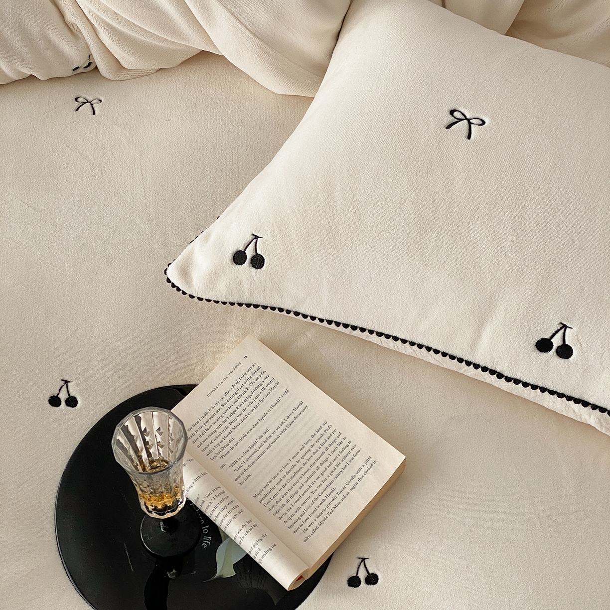 91家纺网 家纺一手货源 找家纺 时亿家居 2025新款280g牛奶绒四件套-黑樱梦境 黑樱梦境-白