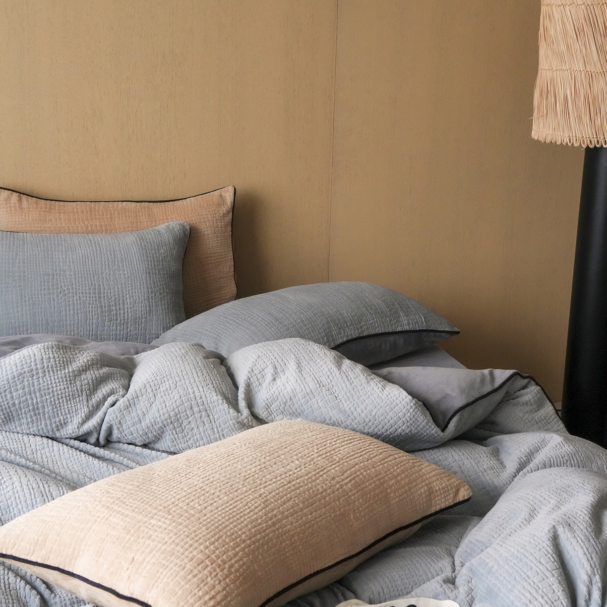 91家纺网 家纺一手货源 找家纺 （总）三味舒屋 2025新款230克高克重雕花牛奶绒麻绳款四件套-素纹