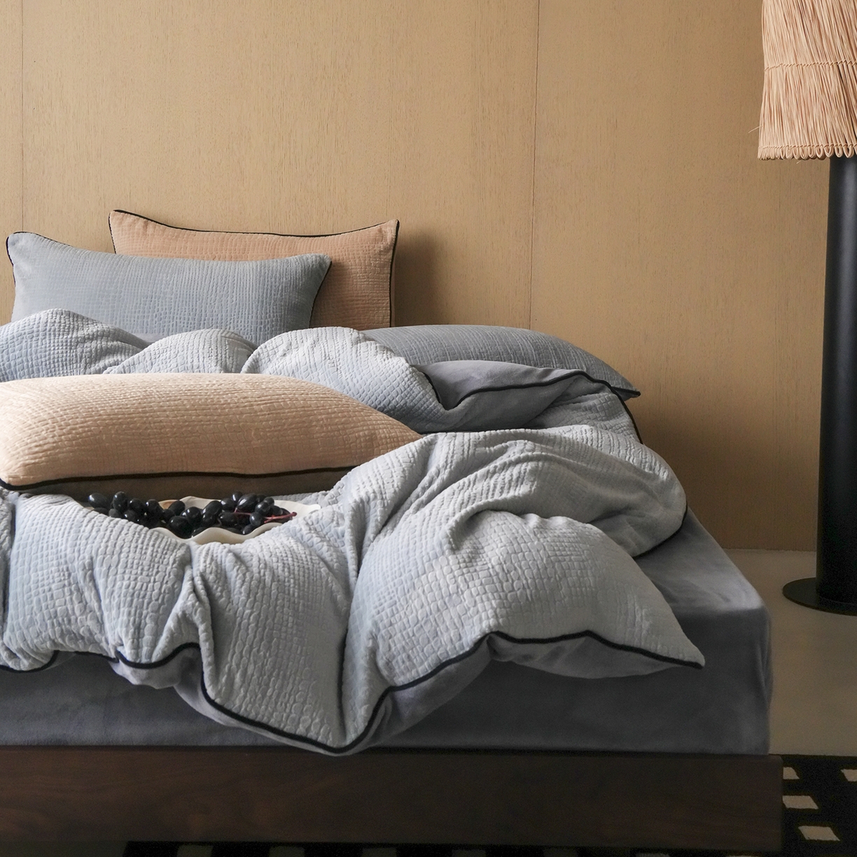 91家纺网 家纺一手货源 找家纺 （总）三味舒屋 2025新款230克高克重雕花牛奶绒麻绳款四件套-素纹